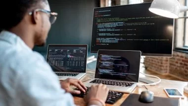 Homem programando em computador