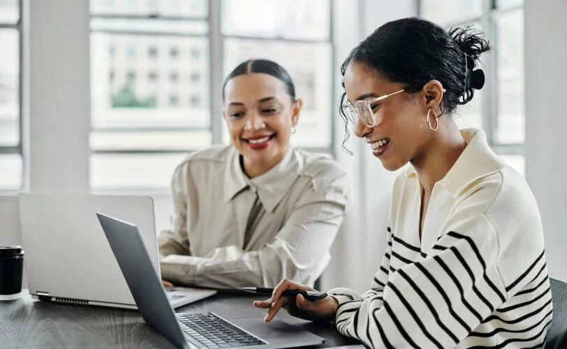 Mulheres trabalhando juntas como freelancers online