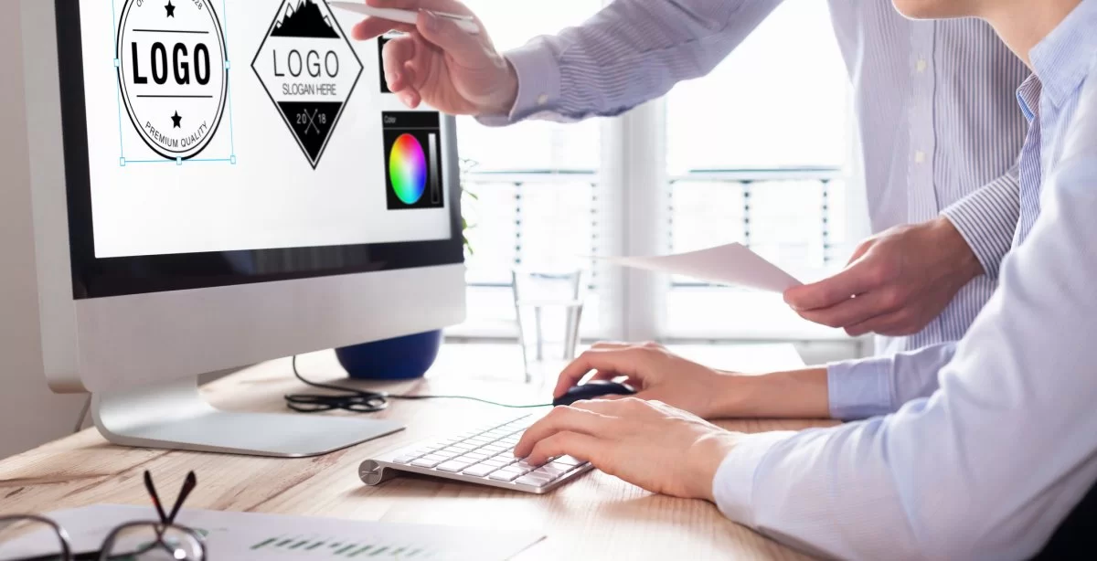 Designers criando logotipos no computador