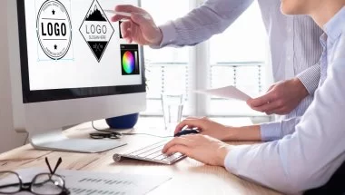 Designers criando logotipos no computador
