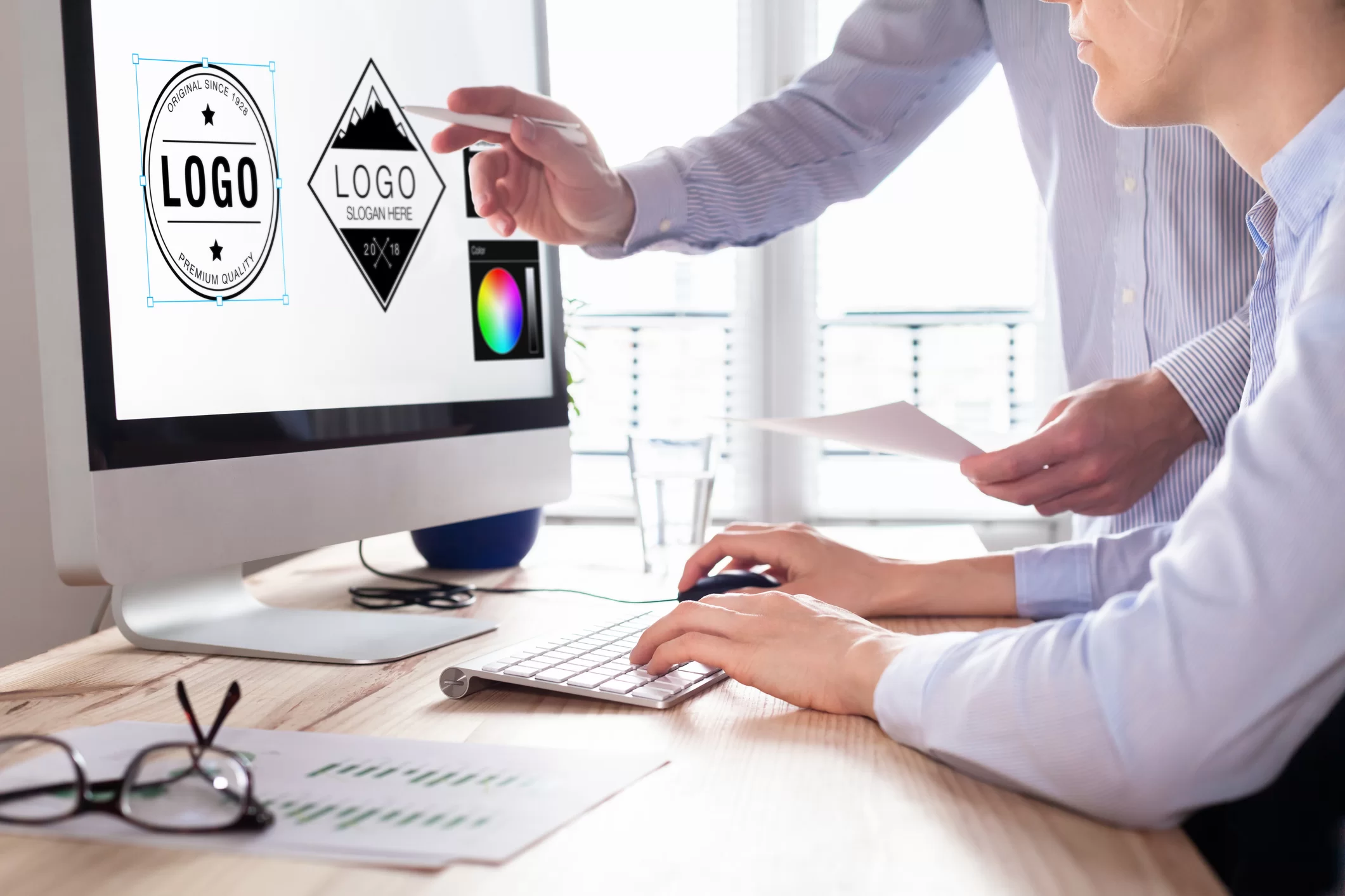 Designers criando logotipos no computador