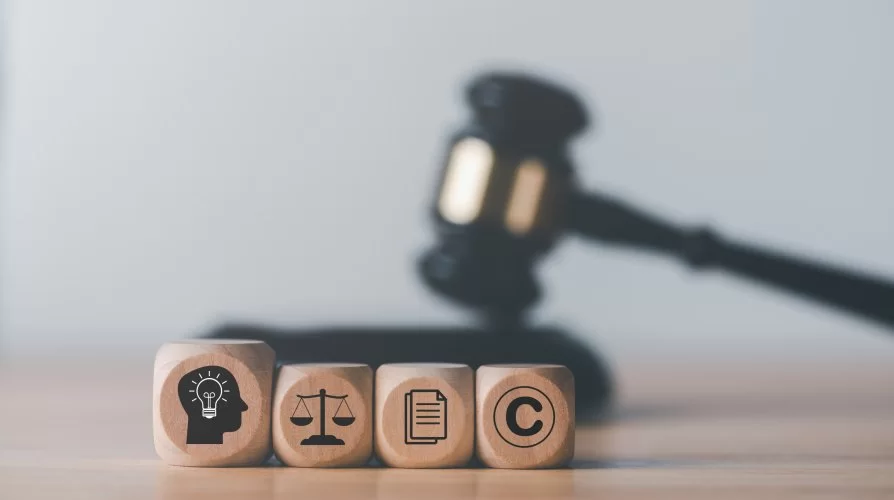 blocos de madeira e martelo de juiz de madeira sobre a mesa, conceito de direitos autorais ou propriedade intelectual