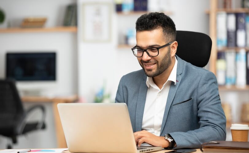 homem verificando dns no computador