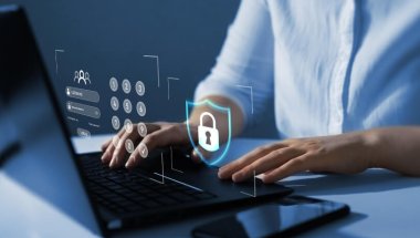 Homem trabalhando em laptop. Holograma com cadeado e números para inserir senha
