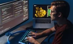 homem programando no computador