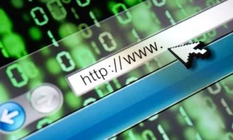 A imagem mostra a barra de endereços de um navegador com “http://www” e um cursor de seta, representando o início de uma navegação na internet. Ao fundo, o padrão de códigos binários em verde (0 e 1) simboliza o fluxo constante de dados e informações digitais que sustentam a web moderna. Essa composição ilustra o conceito de DNS, onde cada clique dá acesso a um universo de comunicação, tecnologia e inovação, evidenciando a importância da rede mundial de computadores na era da informação.