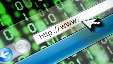 A imagem mostra a barra de endereços de um navegador com “http://www” e um cursor de seta, representando o início de uma navegação na internet. Ao fundo, o padrão de códigos binários em verde (0 e 1) simboliza o fluxo constante de dados e informações digitais que sustentam a web moderna. Essa composição ilustra o conceito de DNS, onde cada clique dá acesso a um universo de comunicação, tecnologia e inovação, evidenciando a importância da rede mundial de computadores na era da informação.
