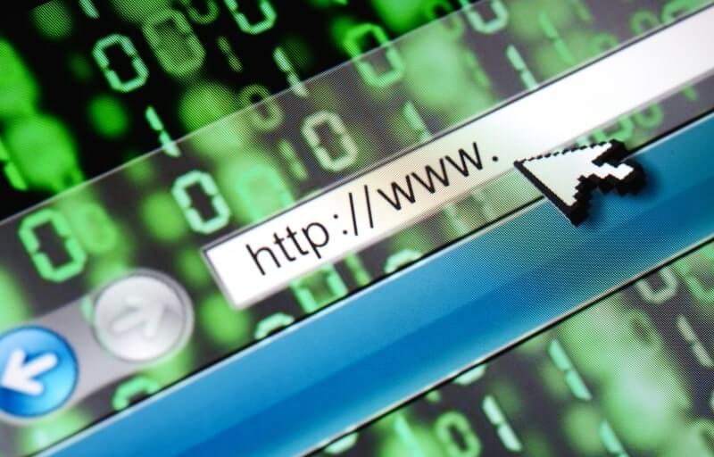 A imagem mostra a barra de endereços de um navegador com “http://www” e um cursor de seta, representando o início de uma navegação na internet. Ao fundo, o padrão de códigos binários em verde (0 e 1) simboliza o fluxo constante de dados e informações digitais que sustentam a web moderna. Essa composição ilustra o conceito de DNS, onde cada clique dá acesso a um universo de comunicação, tecnologia e inovação, evidenciando a importância da rede mundial de computadores na era da informação.