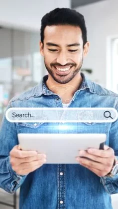 homem fazendo busca na internet em um tablet