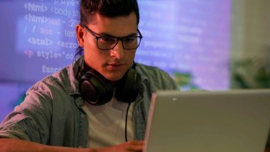 Programador trabalhando em escritório
