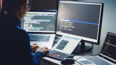 Desenvolvedora jovem trabalhando em computadores
