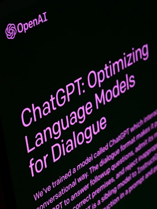Texto roxo sobre fundo preto. Parece ser uma tela de computador, onde está escrito "ChatGPT: Optimizing Language Models for Dialogue", além de outros textos que vão sendo lentamente desfocados.