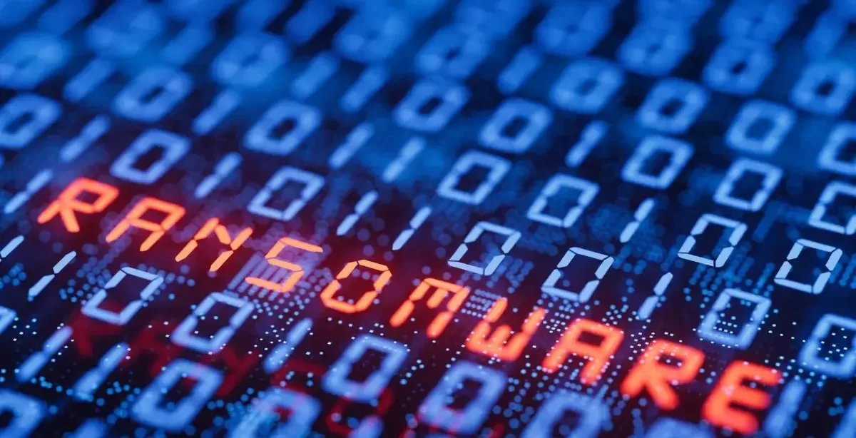 Em azul, há um código binário. Em vermelho, está escrito "ransomware"