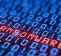 Em azul, há um código binário. Em vermelho, está escrito "ransomware"