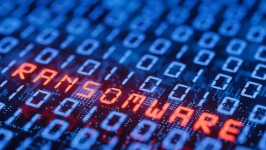 Em azul, há um código binário. Em vermelho, está escrito "ransomware"