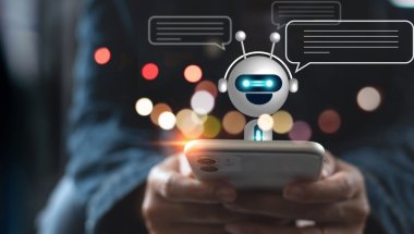 A imagem mostra uma pessoa digitando em um celular para interagir com um robô. Ele aparece saindo da tela, indicando que uma conversa está em andamento.