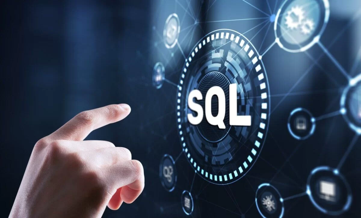 A imagem mostra o dedo de uma pessoa prestes a tocar uma tela em que há uma esfera com a sigla "SQL". Há outras opções em volta, e todas parecem estar em uma tela gigante.