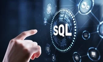 A imagem mostra o dedo de uma pessoa prestes a tocar uma tela em que há uma esfera com a sigla "SQL". Há outras opções em volta, e todas parecem estar em uma tela gigante.