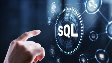 A imagem mostra o dedo de uma pessoa prestes a tocar uma tela em que há uma esfera com a sigla "SQL". Há outras opções em volta, e todas parecem estar em uma tela gigante.