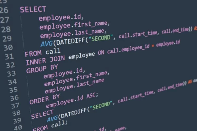 A imagem mostra uma tela de computador com diversos códigos de SQL. Eles são usados para criar sistemas e aplicações, e aparecem em cores diferentes.