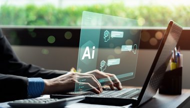 Uma pessoa está digitando em um laptop, com uma sobreposição digital exibindo elementos de IA (Inteligência Artificial), incluindo bolhas de bate-papo e ícones. O fundo mostra uma cena externa borrada e cheia de vegetação vista através de uma janela.