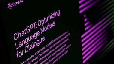 A imagem mostra o que parece ser a página principal do ChatGPT. Nela, há algumas informações escritas em inglês, todas com uma fonte roxa sobre um fundo preto.