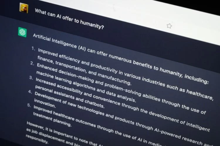 A imagem mostra uma tela de interação com o ChatGPT, com letras brancas sobre um fundo preto. As palavras estão em inglês e descrevem a resposta a um questionamento sobre o que a IA oferece à humanidade.