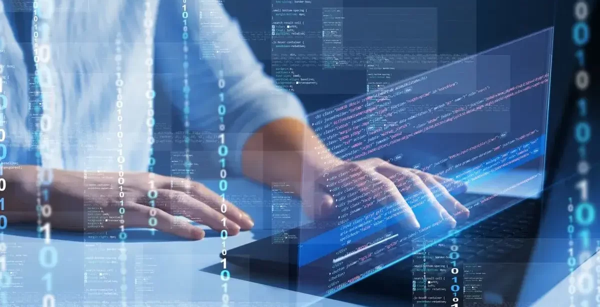 A imagem mostra um homem digitando códigos de programação em um notebook. O rosto dele não aparece. Podemos ver o recurso de IA para programação em ação, já que aparecem vários códigos binários e outros códigos em primeiro plano.