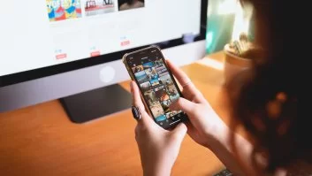 Tela de smartphone mostrando o feed do Instagram sendo rolado, ilustrando o momento de consumo de conteúdo na rede social