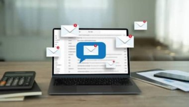 A imagem mostra a tela de um notebook com um e-mail corporativo aberto na tela. De forma desfocada, há várias mensagens na caixa de entrada, sob algumas há um destaque com um número "1” em um balão vermelho, para indicar e-mails ainda não lidos.