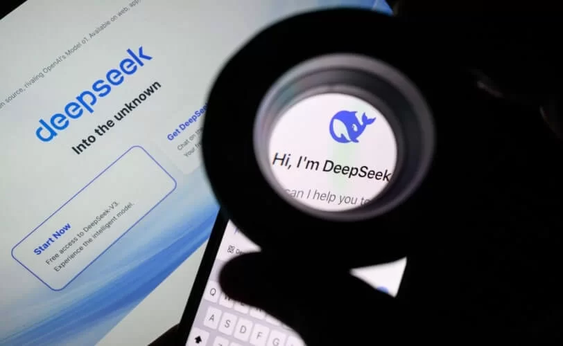 A imagem mostra a interface da plataforma DeepSeek, destacando seu logotipo azul e o slogan "Into the unknown", algo como “rumo ao desconhecido”. Na parte superior, há um aviso informando que o modelo DeepSeek-R1 está disponível e possui código aberto, sendo uma alternativa ao Modelo 01 da OpenAI. A interface inclui botões para iniciar o uso gratuito do DeepSeek-V3, sugerindo que a plataforma oferece acesso a um modelo de inteligência artificial avançado.