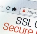 A imagem mostra um close-up de um navegador de internet com a URL iniciando em "https://", acompanhado de um ícone de cadeado vermelho, indicando um possível alerta de segurança. Para conter problemas do tipo, o ideal é usar um certificado SSL na página.