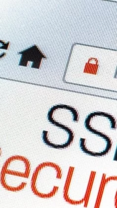 A imagem mostra um close-up de um navegador de internet com a URL iniciando em "https://", acompanhado de um ícone de cadeado vermelho, indicando um possível alerta de segurança. Para conter problemas do tipo, o ideal é usar um certificado SSL na página.