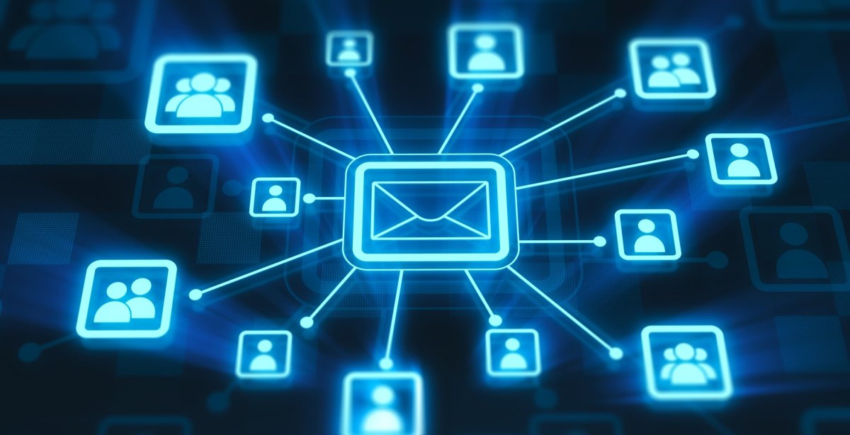 Um ícone grande de e-mail com ligações para ícones de contatos brilha em azul neon sobre fundo azul escuro para representar a ideia sobre e-mail marketing.