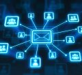Um ícone grande de e-mail com ligações para ícones de contatos brilha em azul neon sobre fundo azul escuro para representar a ideia sobre e-mail marketing.