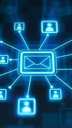 Um ícone grande de e-mail com ligações para ícones de contatos brilha em azul neon sobre fundo azul escuro para representar a ideia sobre e-mail marketing.