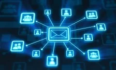 Um ícone grande de e-mail com ligações para ícones de contatos brilha em azul neon sobre fundo azul escuro para representar a ideia sobre e-mail marketing.