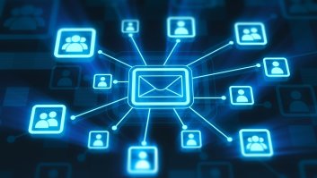 Um ícone grande de e-mail com ligações para ícones de contatos brilha em azul neon sobre fundo azul escuro para representar a ideia sobre e-mail marketing.
