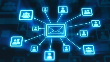 Um ícone grande de e-mail com ligações para ícones de contatos brilha em azul neon sobre fundo azul escuro para representar a ideia sobre e-mail marketing.