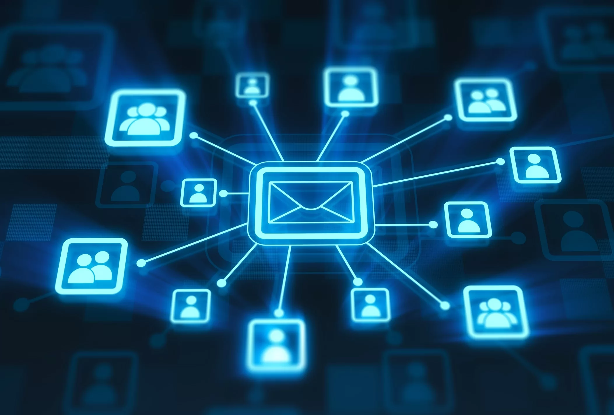 Um ícone grande de e-mail com ligações para ícones de contatos brilha em azul neon sobre fundo azul escuro para representar a ideia sobre e-mail marketing.