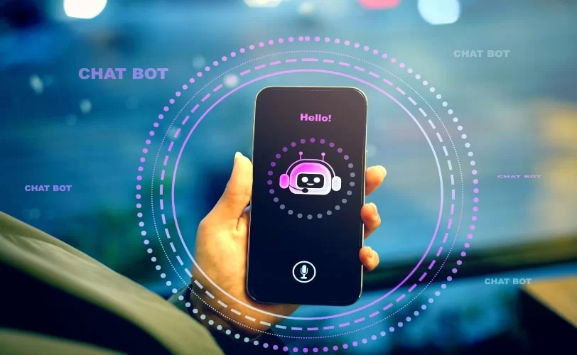 Uma pessoa que está de costas, usa um chatbot de IA Generativa em seu smartphone.