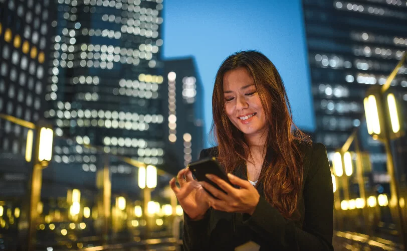 nicação digital via e-mail em dispositivos móveis melhora a conectividade e o acesso instantâneo às mensagens de qualquer lugar. 

Texto descritivo: A imagem mostra uma pessoa utilizando um smartphone em um ambiente urbano noturno, com ícones digitais de e-mail surgindo da tela do dispositivo. O fundo desfocado com luzes da cidade cria uma atmosfera moderna e tecnológica, sugerindo conectividade e comunicação instantânea em movimento, que pode ser facilitada pelo protocolo IMAP. 