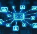A imagem apresenta uma representação digital de um sistema de e-mails em uma rede global. No centro, há um ícone de envelope conectado a diversos outros ícones de usuários, simbolizando a comunicação entre várias pessoas ou dispositivos, como proposto pelo protocolo IMAP. O fundo escuro com tons de azul e linhas brilhantes sugere tecnologia, conectividade e transmissão de dados em tempo real.