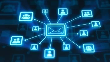 A imagem apresenta uma representação digital de um sistema de e-mails em uma rede global. No centro, há um ícone de envelope conectado a diversos outros ícones de usuários, simbolizando a comunicação entre várias pessoas ou dispositivos, como proposto pelo protocolo IMAP. O fundo escuro com tons de azul e linhas brilhantes sugere tecnologia, conectividade e transmissão de dados em tempo real.