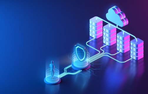 A imagem mostra uma ilustração 3D futurista de uma infraestrutura de computação em nuvem. À direita, aparecem servidores interligados a uma nuvem digital, representando armazenamento e processamento de dados online. No lado esquerdo, há um avatar humano conectado por linhas luminosas, passando por um escudo de segurança antes de acessar os dados, simbolizando proteção cibernética e autenticação de usuários. O design em tons de azul e roxo transmite modernidade e tecnologia avançada.