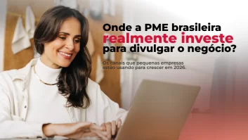 Empreendedora analisando dados de marketing digital do próprio negócio em notebook