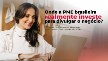Empreendedora analisando dados de marketing digital do próprio negócio em notebook