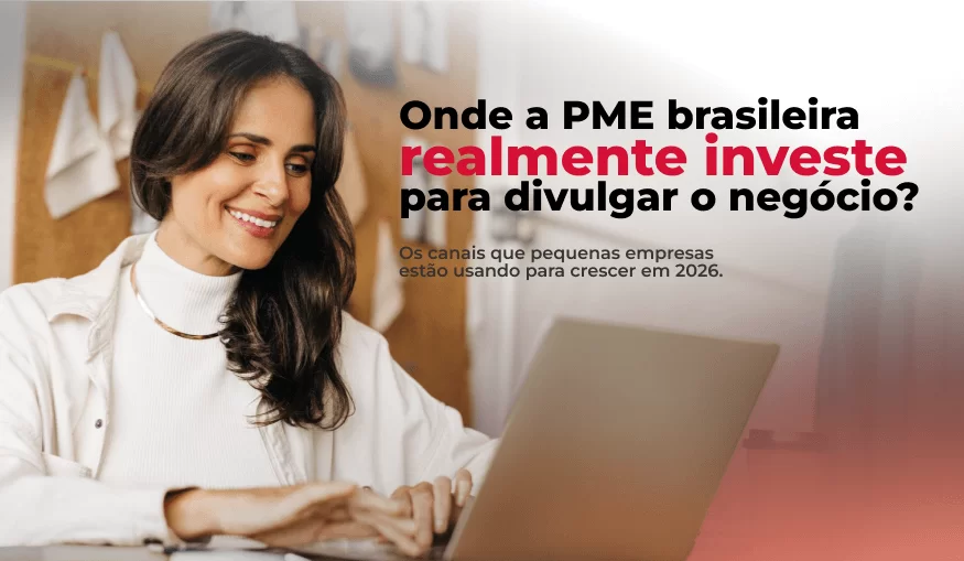 Empreendedora analisando dados de marketing digital do próprio negócio em notebook