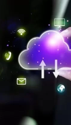 A imagem apresenta um ícone de nuvem digital com setas de upload e download, simbolizando o armazenamento e compartilhamento de informações em sistemas de computação em nuvem. As linhas luminosas e o fundo azul com partículas tecnológicas reforçam a ideia de fluxo de dados, conectividade e infraestrutura digital. Essa representação ilustra como a nuvem (cloud computing) permite o acesso remoto, a integração entre dispositivos e a agilidade nos processos corporativos, sendo um pilar essencial da transformação digital e da inovação tecnológica.