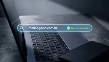 Tela de notebook com campo de busca de domínio exibindo um endereço .com.br disponível para registro